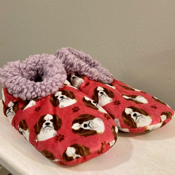 Comfies Slippers fit sizes 5-11 NEW; Cavalier King Charles spaniel - Picture 3 of 7